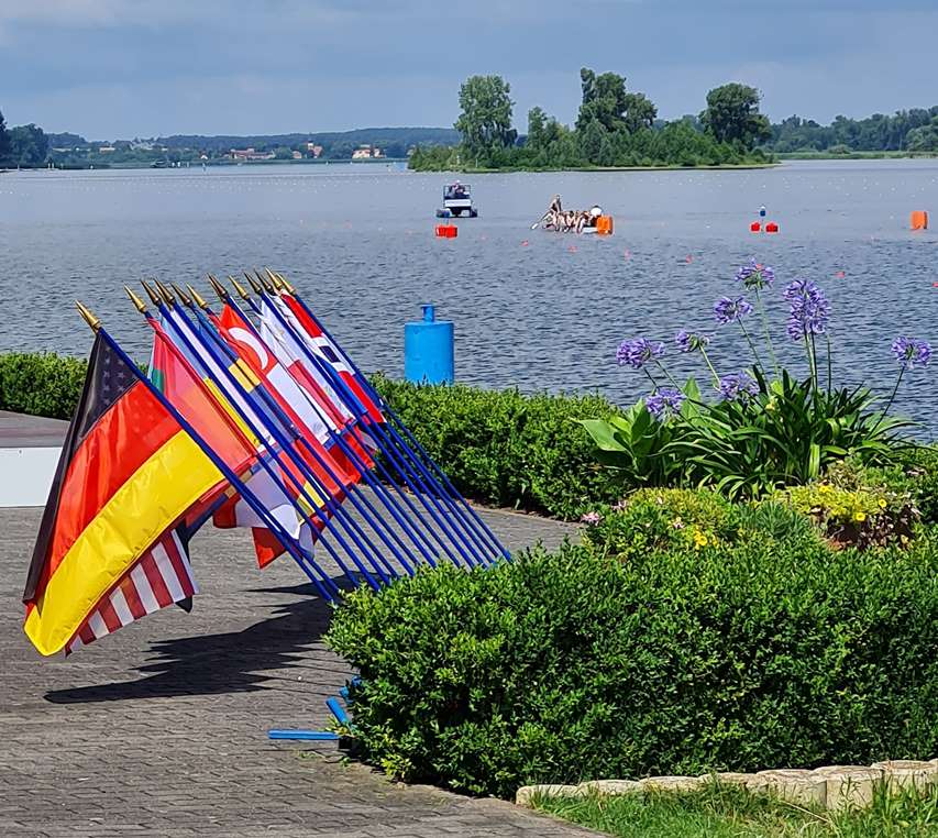 Regattastrecke, im Hintergrund das Damenboot am Start auf den 200m