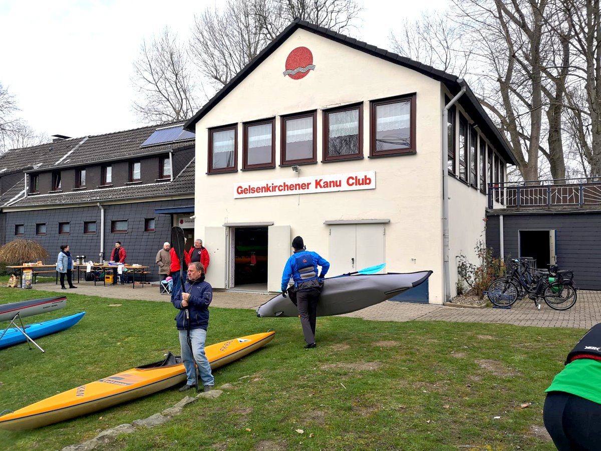 Anpaddeln der Kanuten des CCF-Witten - beim GKC Gelsenkirchen