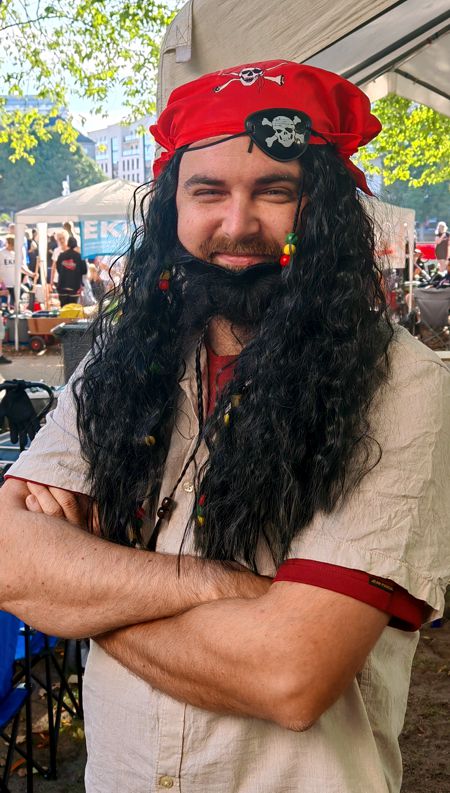 Drachenbootfestival in Mülheim an der Ruhr - ein Pirat vom Team UDF aus Witten