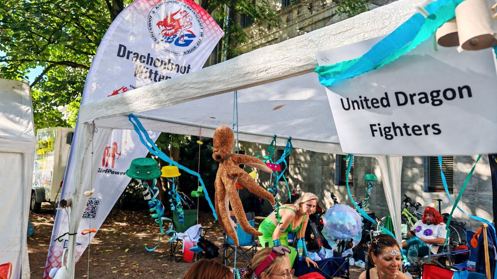 Teamlager der UDF - liebevoll mit Wassertieren geschmücktes Teamzelt